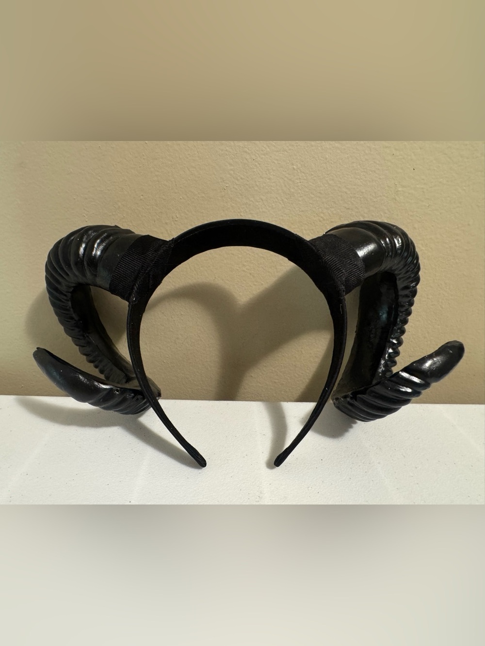 ROMWE Black Plastic Horns Headband